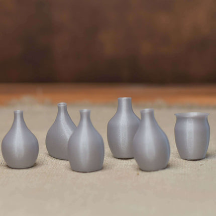 Alle sechs Minivasen in Grau