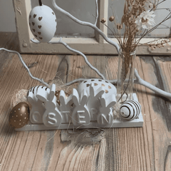 Osterhasen Famiie mit Schriftzug Ostern auf dem kleinen Tablett