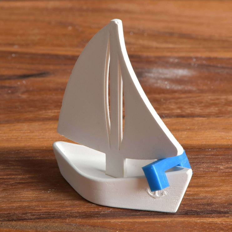 Segelschiff DIY gegossen mit Gießmasse mit einer Klebevorrichtung