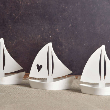 Segelschiff DIY gegossen mit Gießmasse mit drei unterschiedlichen Segeln