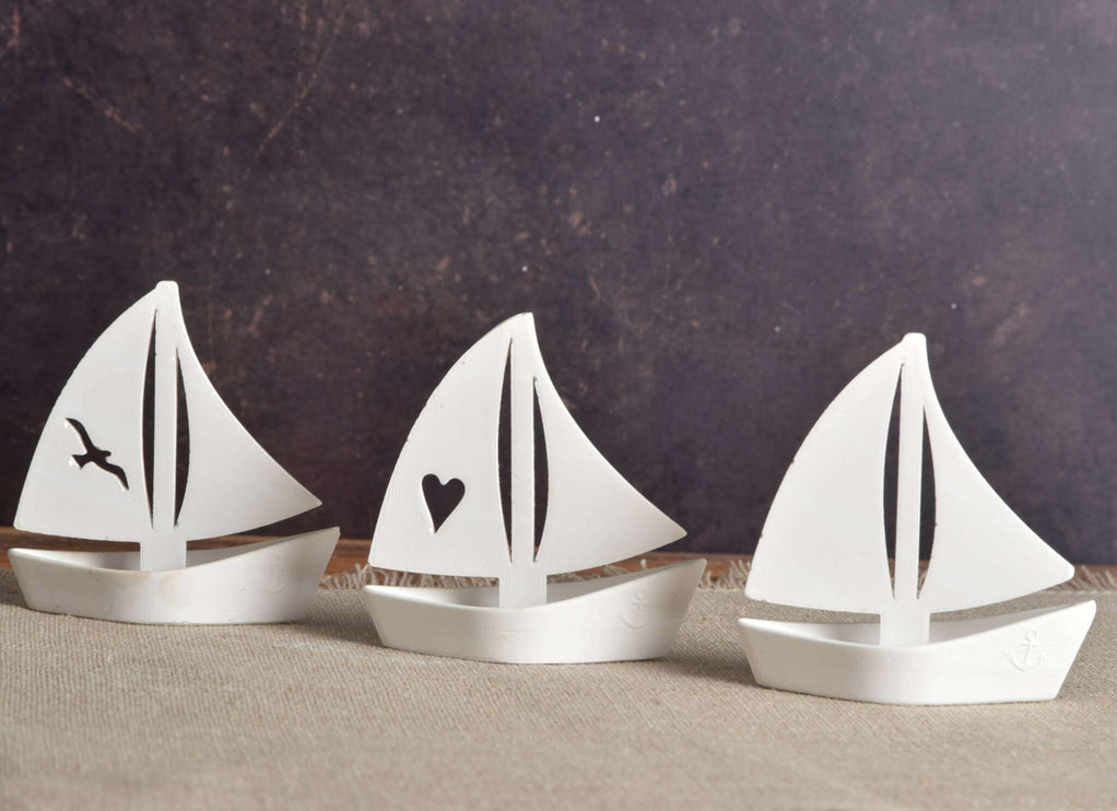 Segelschiff DIY gegossen mit Gießmasse mit drei unterschiedlichen Segeln