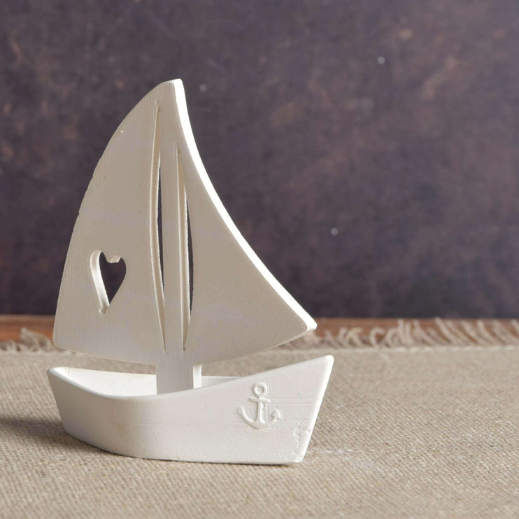 Segelschiff DIY gegossen mit Gießmasse mit einem Segel mit Herz