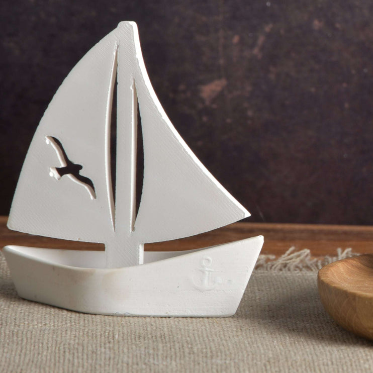 Segelschiff DIY gegossen mit Gießmasse mit einem Segel mit Möwe