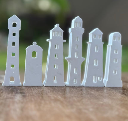 Sechs Mini-Leuchttürme aus Gießpulver, gefertigt mit einer maritimen Silikonform, inspiriert von Nord- und Ostsee-Leuchttürmen.