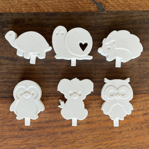 Sechs gegossene Stecktiere (Igel, Schnecke, Pinguin, Turtle, Koala, Eule) für den Geburtstagsring – unbemalt.