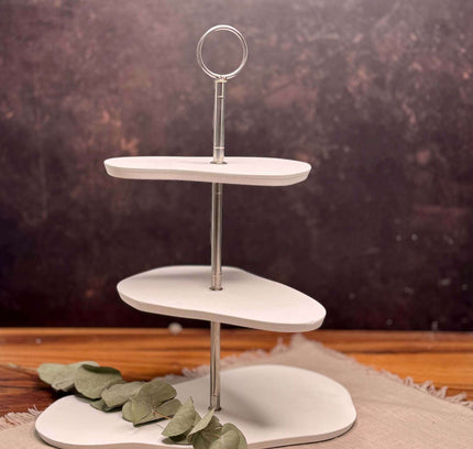 DIY Etagere aus drei organisch geformten Tabletts in verschiedenen Größen