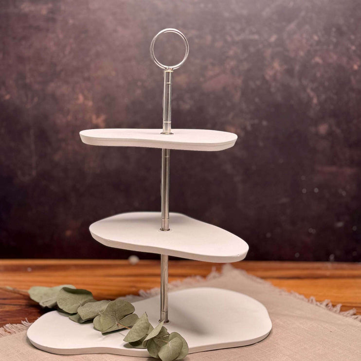 DIY Etagere aus drei organisch geformten Tabletts in verschiedenen Größen