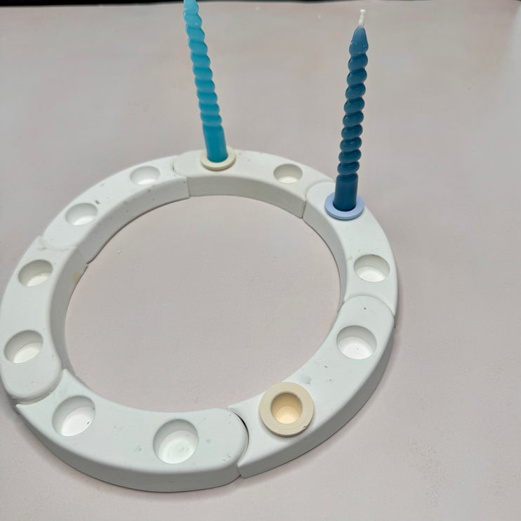 DIY-Kerzenhalter mit Kerze Ø 1,2 cm, eingesetzt im Geburtstagsring