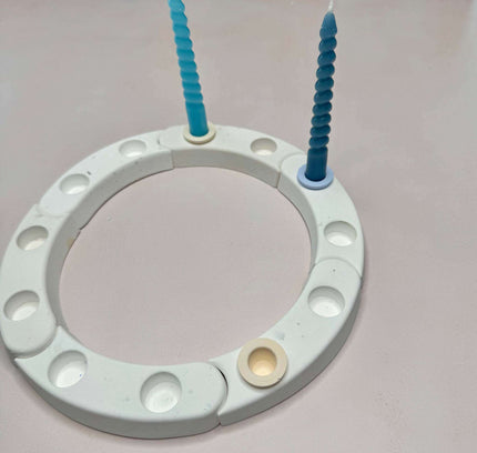 DIY-Kerzenhalter mit Kerze Ø 1,2 cm, eingesetzt im Geburtstagsring