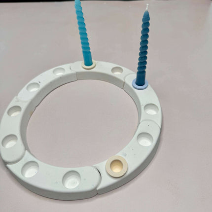 DIY-Kerzenhalter mit Kerze Ø 1,2 cm, eingesetzt im Geburtstagsring