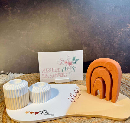 DIY mit Raysin gegossene Elefantenfamilie auf einem Tablett und Kerzenhaltern in Erdfarben 