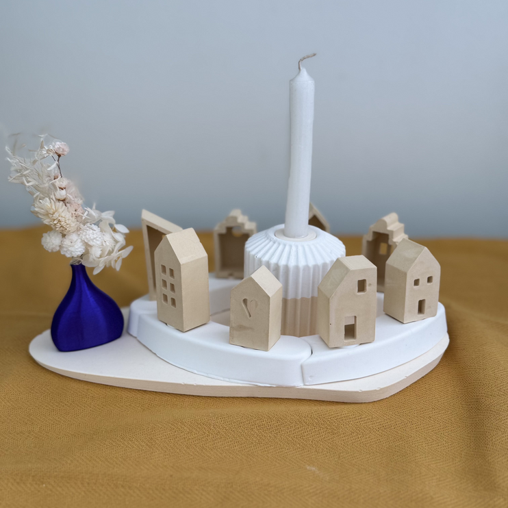 Geburtstagsring auf einem Tablett mit Kerzenhalter und einer kleinen 3D gedruckten Vase in der Mitte - mit Raysin gegossen