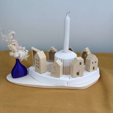 Geburtstagsring auf einem Tablett mit Kerzenhalter und einer kleinen 3D gedruckten Vase in der Mitte - mit Raysin gegossen