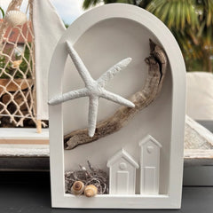 Halbrundes Häuschenregal mit Badehäuschen