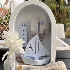 Halbrundes Häuschenregal mit Segelschiff und Petit Leuchtturm
