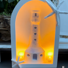 Halbrundes Häuschenregal mit Kegellicht Leuchtturm