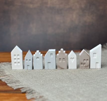 Silikonformen für kleine skandinavische Betonhäuschen – minimalistische Häuser mit angedeuteten Fenstern in verschiedenen Formen und Größen.