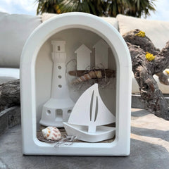 Halbrundes Häuschenregal mit Segelschiff und Kegellicht Leuchtturm