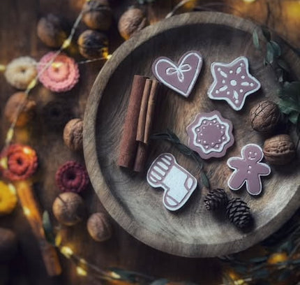 Lebkuchen Weihnachtsanhänger Silikonform in der Schale mit Licht