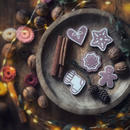 Lebkuchen Weihnachtsanhänger Silikonform in der Schale mit Licht