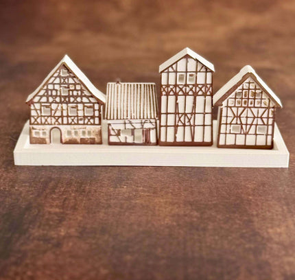 Kleines Tablett mit Fachwerkhäuschen gegossen aus Raysin